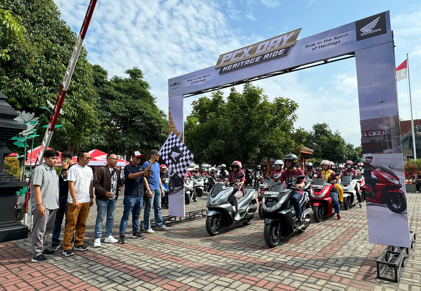 Ratusan Pecinta Honda PCX Riding dan Explore Heritage Kota Blitar​