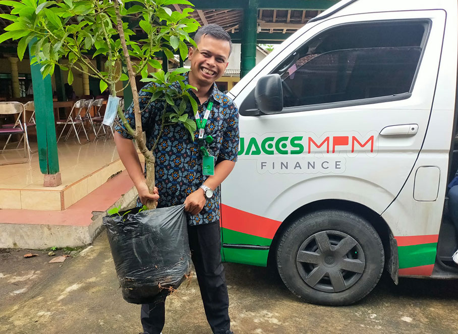 Jaccs MPMFinance Indonesia Tanam Pohon di Desa Giring