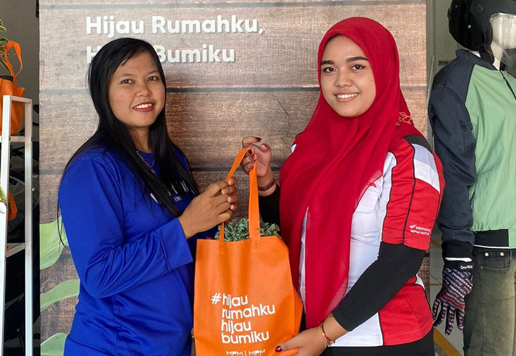 Peduli Lingkungan, Beli Motor Honda Dapat Bibit Bunga Gratis.​